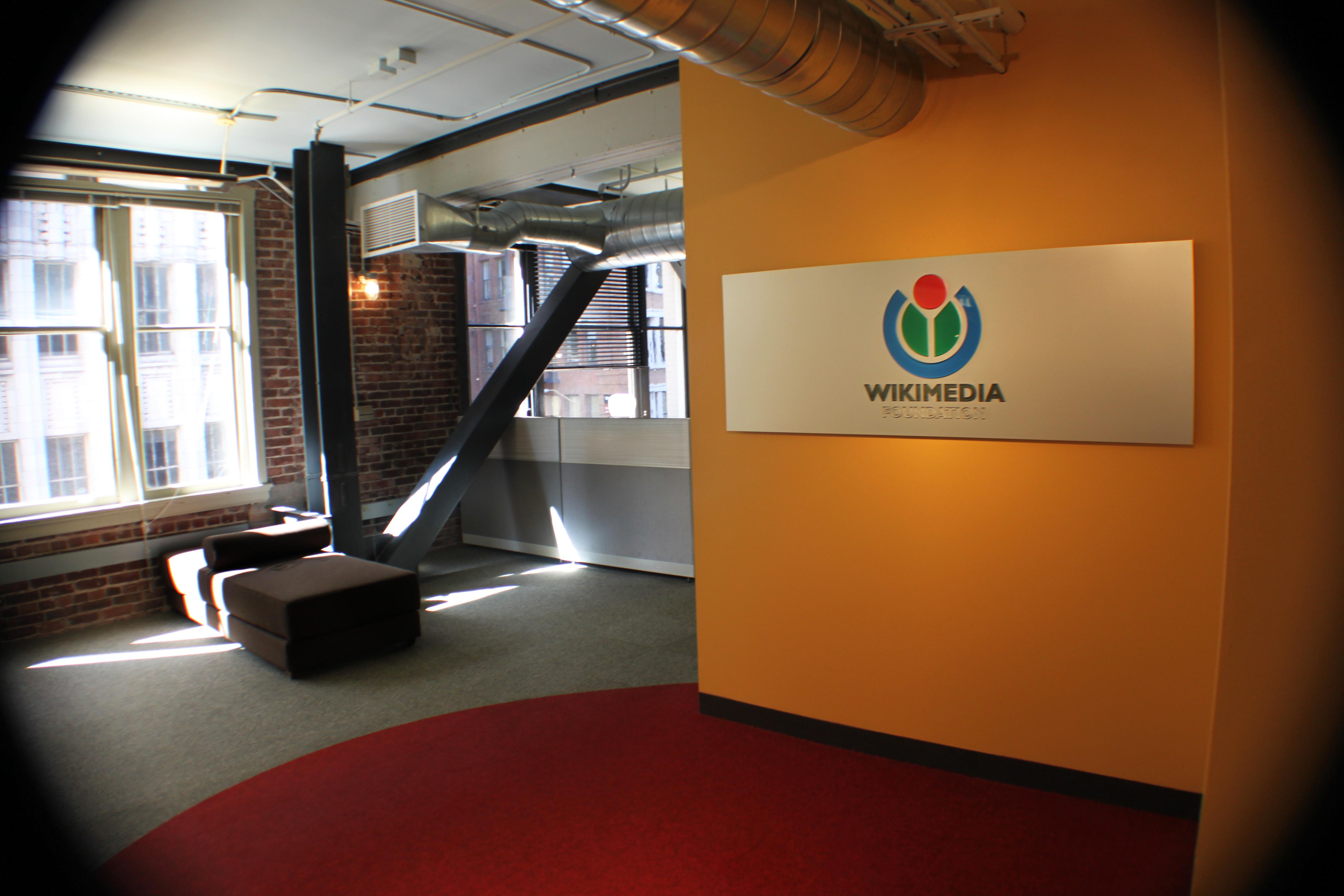 Photo de l'entrée du bureau de la Wikimedia Foundation à San Francisco
