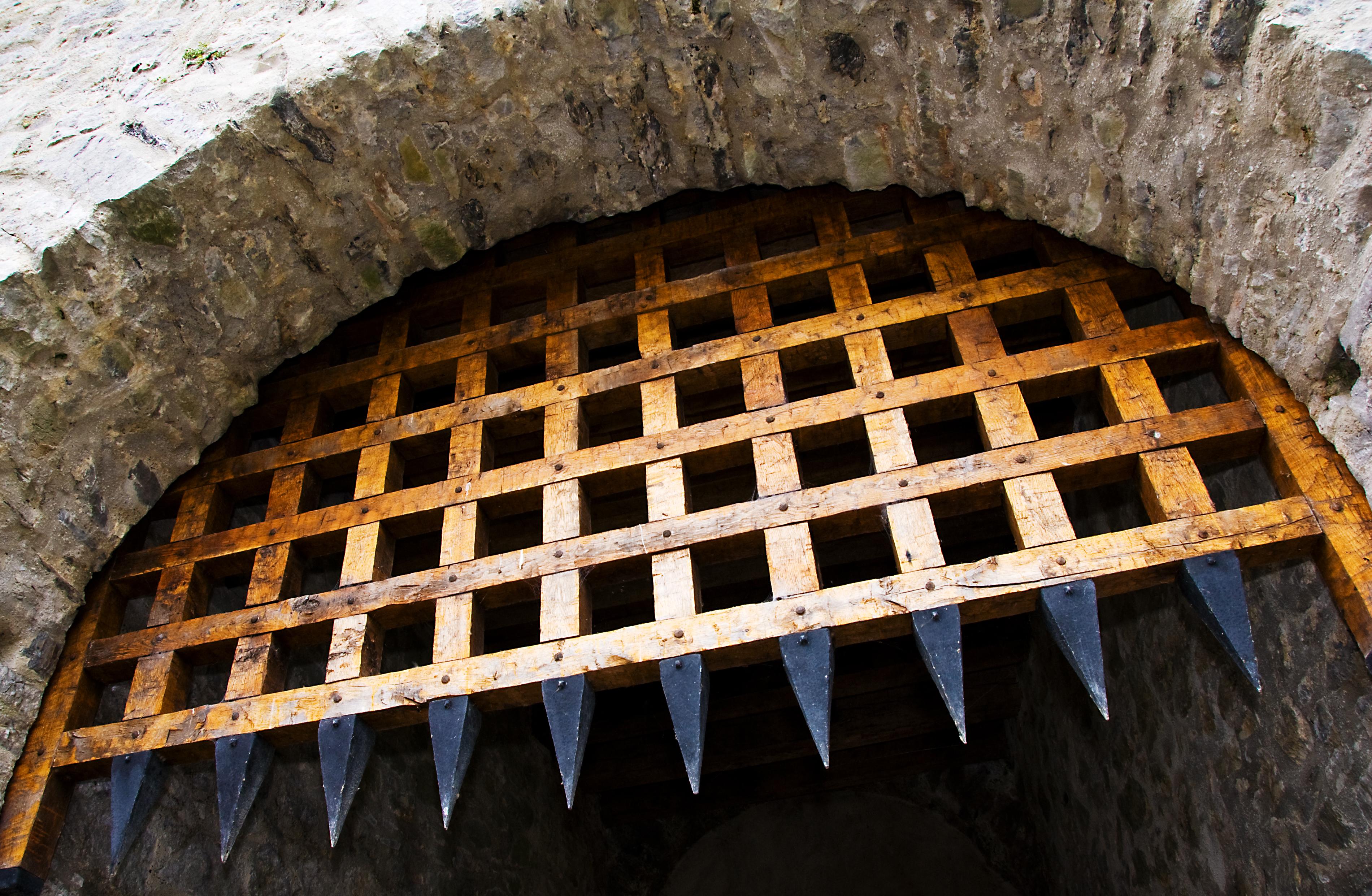 /images/2009-11-05_Cahir_Castle_Portcullis_by_Kevin_King.jpg